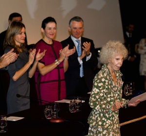 Felipe VI y la reina Letizia, en 2010 durante una entrega de premios a la Duquesa de Alba Felipe VI y la reina Letizia, en 2010 durante una entrega de premios a la Duquesa de Alba