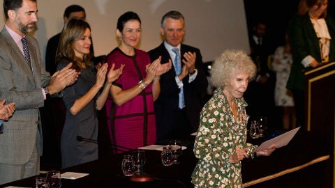 Felipe VI y la reina Letizia, en 2010 durante una entrega de premios a la Duquesa de Alba