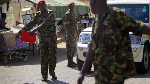 Polic&iacute;as en un control de Kenia.