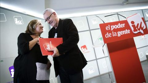 El l&iacute;der de IU, Cayo Lara, y Marga Ferr&eacute;.