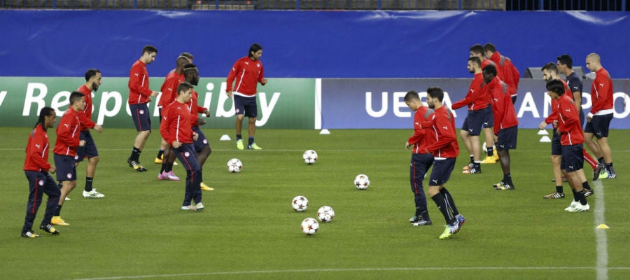 Los jugadores del Olympiacos se ejercitan sobre el césped del Calderón Los jugadores del Olympiacos se ejercitan sobre el césped del Calderón