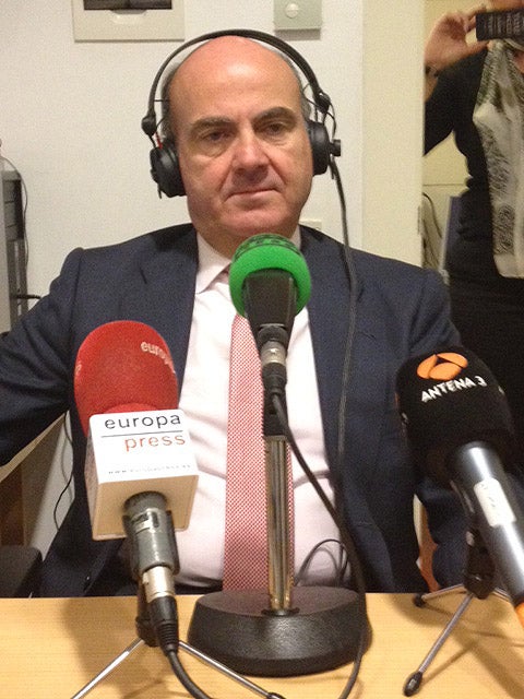Luis de Guindos: "La situación de España y Grecia no es ni comparable ni equiparable" Luis de Guindos: "La situación de España y Grecia no es ni comparable ni equiparable"