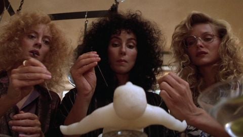 Las brujas de Eastwick haciendo vud&uacute;