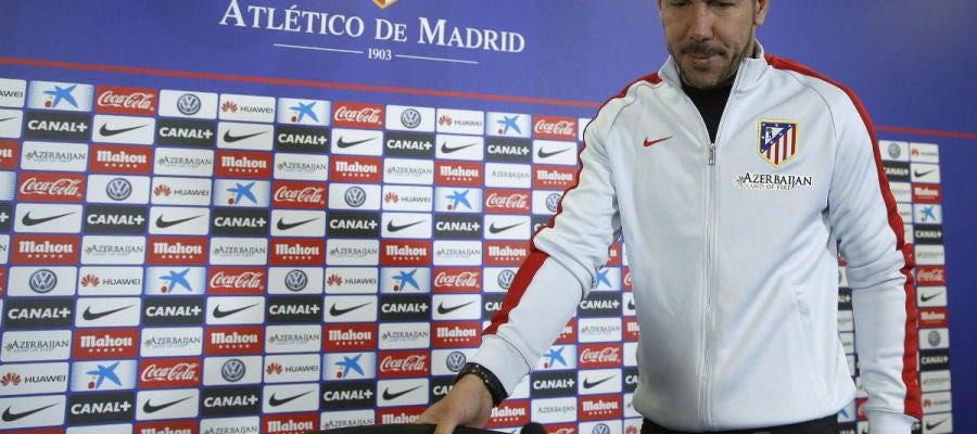 El Cholo, llegando a sala de prensa El Cholo, llegando a sala de prensa