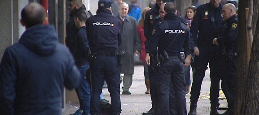 Efectivos de la Policía Nacional con algunos de los 24 detenidos en la reyerta en Madrid Río Efectivos de la Policía Nacional con algunos de los 24 detenidos en la reyerta en Madrid Río