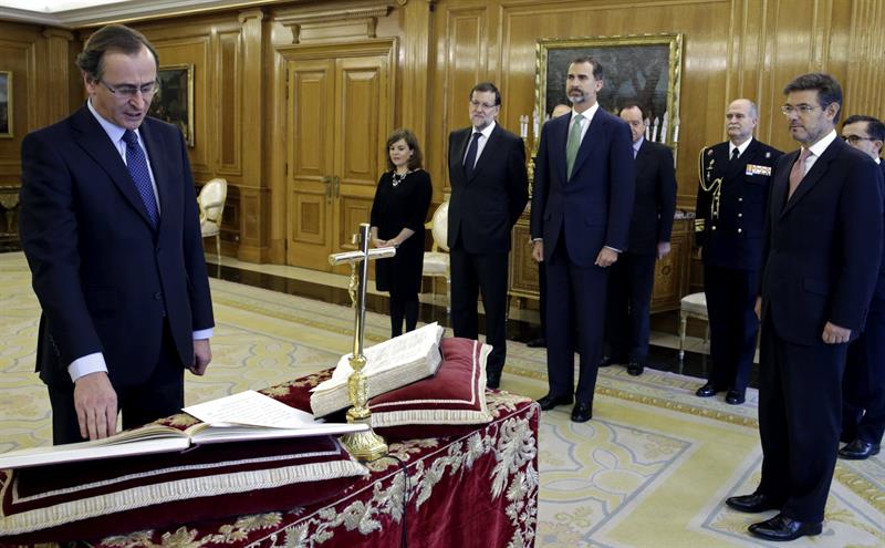 Alfonso Alonso jura su cargo como nuevo ministro de Sanidad en la Zarzuela Alfonso Alonso jura su cargo como nuevo ministro de Sanidad en la Zarzuela