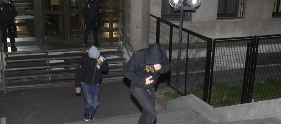Dos de los radicales detenidos tras la reyerta, saliendo del juzgado Dos de los radicales detenidos tras la reyerta, saliendo del juzgado