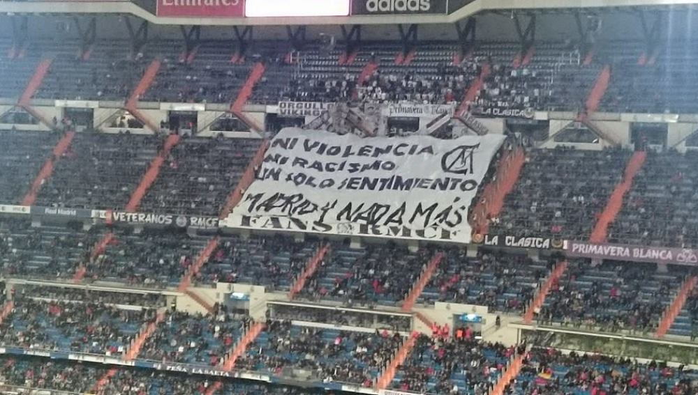 Pancarta contra la violencia durante el partido de Copa en el Bernabéu