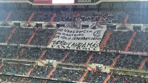 Pancarta contra la violencia durante el partido de Copa en el Bernabéu Pancarta contra la violencia durante el partido de Copa en el Bernabéu