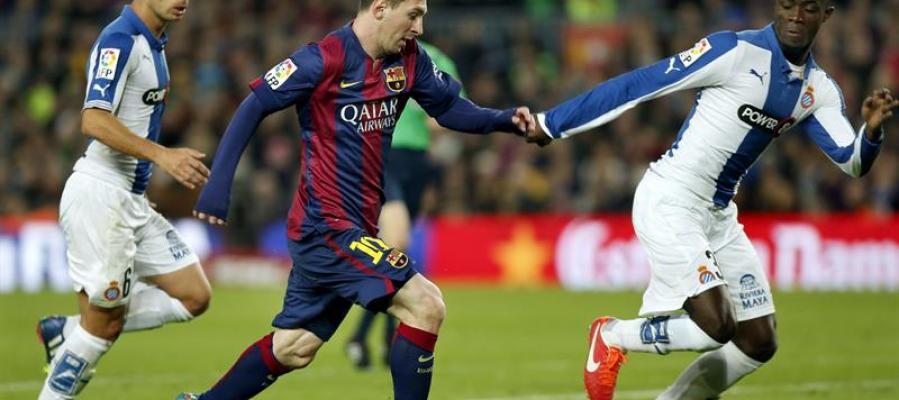 Messi conduce el balón junto a dos jugadores del Espanyol Messi conduce el balón junto a dos jugadores del Espanyol