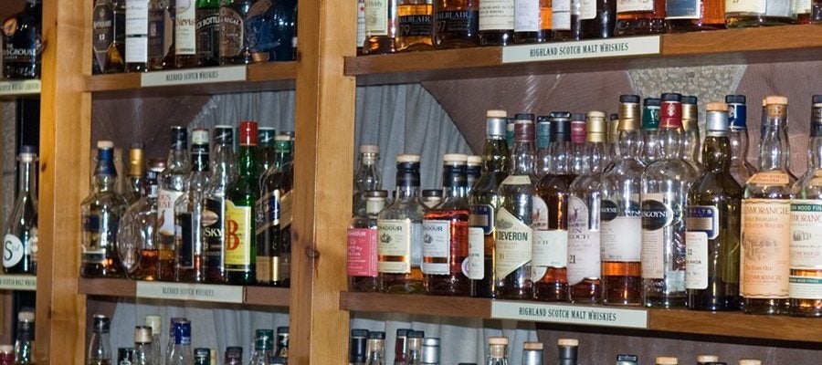 Mostrador con botellas de whisky Mostrador con botellas de whisky