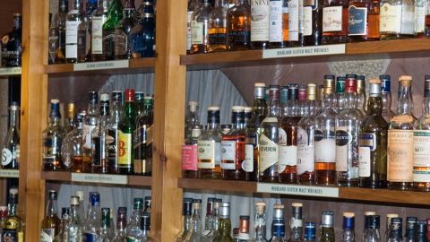 Mostrador con botellas de whisky