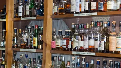 Mostrador con botellas de whisky Mostrador con botellas de whisky