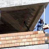 Un obrero construye una vivienda
