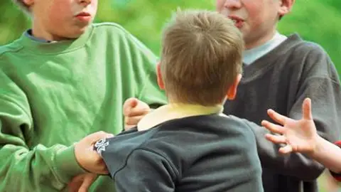 Un niño sufriendo acoso escolar Un niño sufriendo acoso escolar