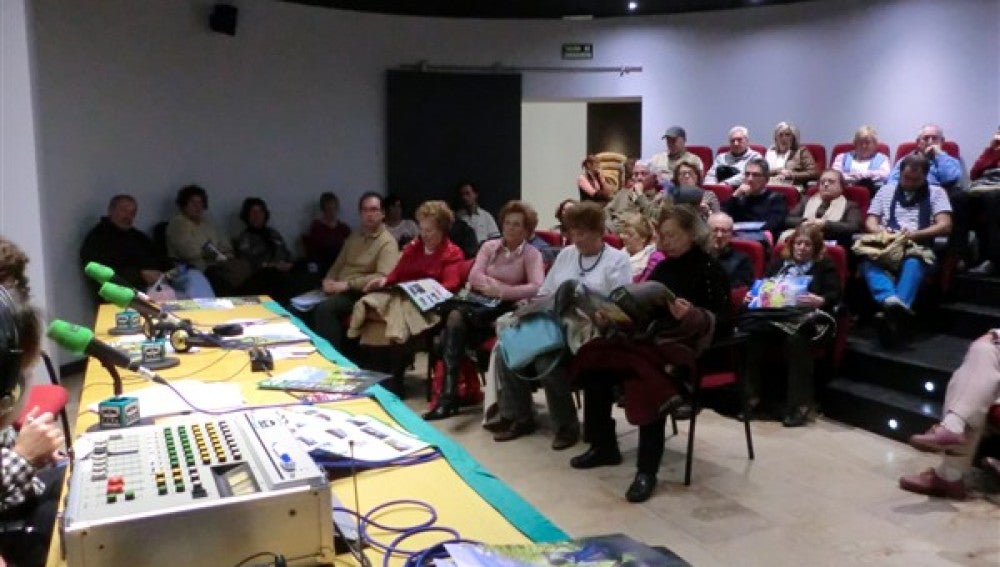 Público mirando la revista 'Destino Cantabria 2014'