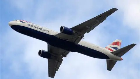 Un avión de 'British Airways' volando Un avión de 'British Airways' volando