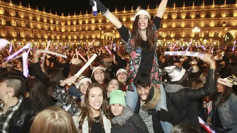 Una joven celebra la Nochevieja Universitaria Una joven celebra la Nochevieja Universitaria