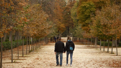 Una pareja pasea en el Parque del Retiro