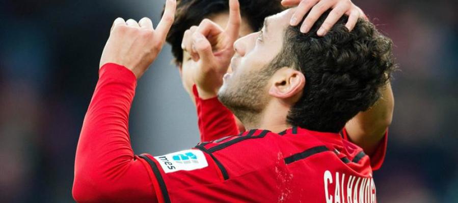 Hakan Calhanoglu celebra un gol con el Bayer Leverkusen Hakan Calhanoglu celebra un gol con el Bayer Leverkusen