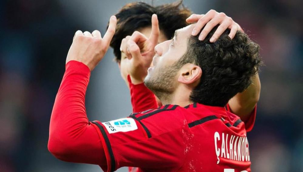 Hakan Calhanoglu celebra un gol con el Bayer Leverkusen