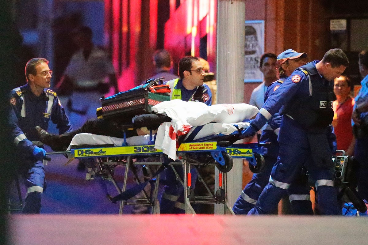 La Policía entra en la cafetería de Sidney para liberar a rehenes La Policía entra en la cafetería de Sidney para liberar a rehenes