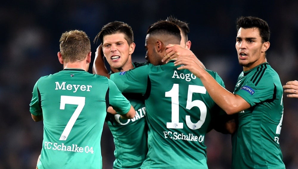 Los jugadores del Schalke celebran un gol de Huntelaar