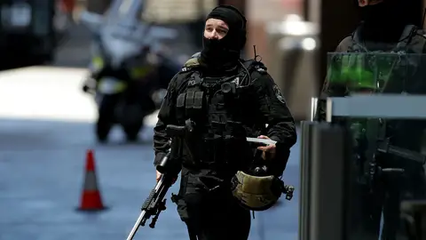 Dos agentes de la Policía australiana, durante el secuestro Dos agentes de la Policía australiana, durante el secuestro