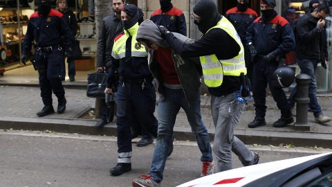 Los Mossos d&acute;esquadra detienen a 14 personas en una operaci&oacute;n contra el terrorismo anarquista