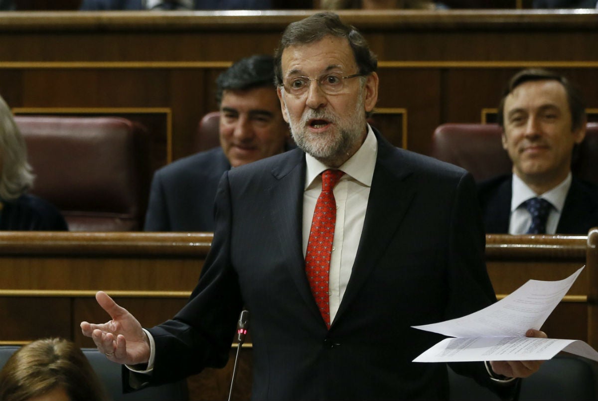 Rajoy acusa al PSOE de "jugar a la equidistancia" entre el Gobierno y los separatistas Rajoy acusa al PSOE de "jugar a la equidistancia" entre el Gobierno y los separatistas