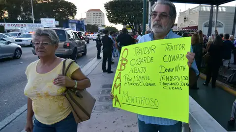 Andrés Valladares sostiene un cartel crítico Andrés Valladares sostiene un cartel crítico