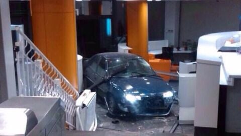 Imagen del coche empotrado en la sede del PP en G&eacute;nova