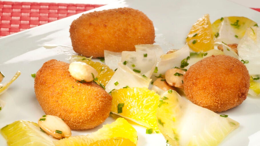 Croquetas de coliflor e idiazabal con ensalada de endibias 