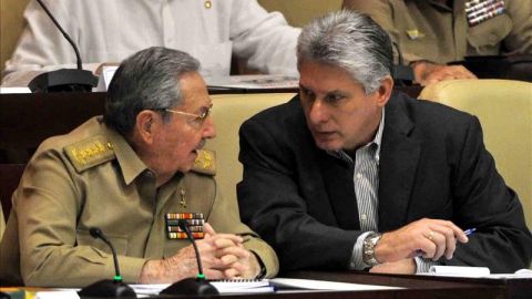 El presidente de Cuba, Ra&uacute;l Castro y el primer vicepresidente Miguel D&iacute;az-Canel 