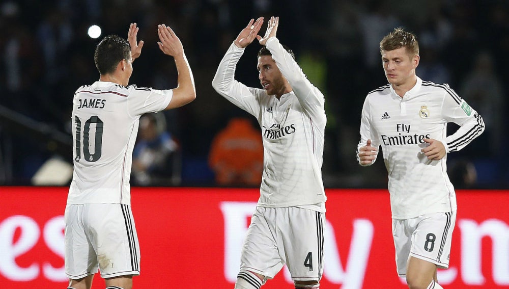 Ramos, James y Kroos celebran un gol del Real Madrid