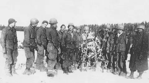 Soldados celebrando la Navidad durante II Guerra Mundial Soldados celebrando la Navidad durante II Guerra Mundial