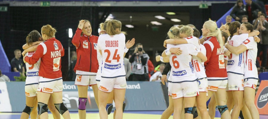 Las chicas de Noruega celebran la victoria Las chicas de Noruega celebran la victoria
