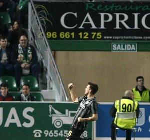 Camacho celebra el primer gol del Málaga en el Martínez Valero. Camacho celebra el primer gol del Málaga en el Martínez Valero.
