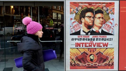 Vista de un cartel promocional de la pel&iacute;cula "The Interview" en el teatro Regal de Nueva York