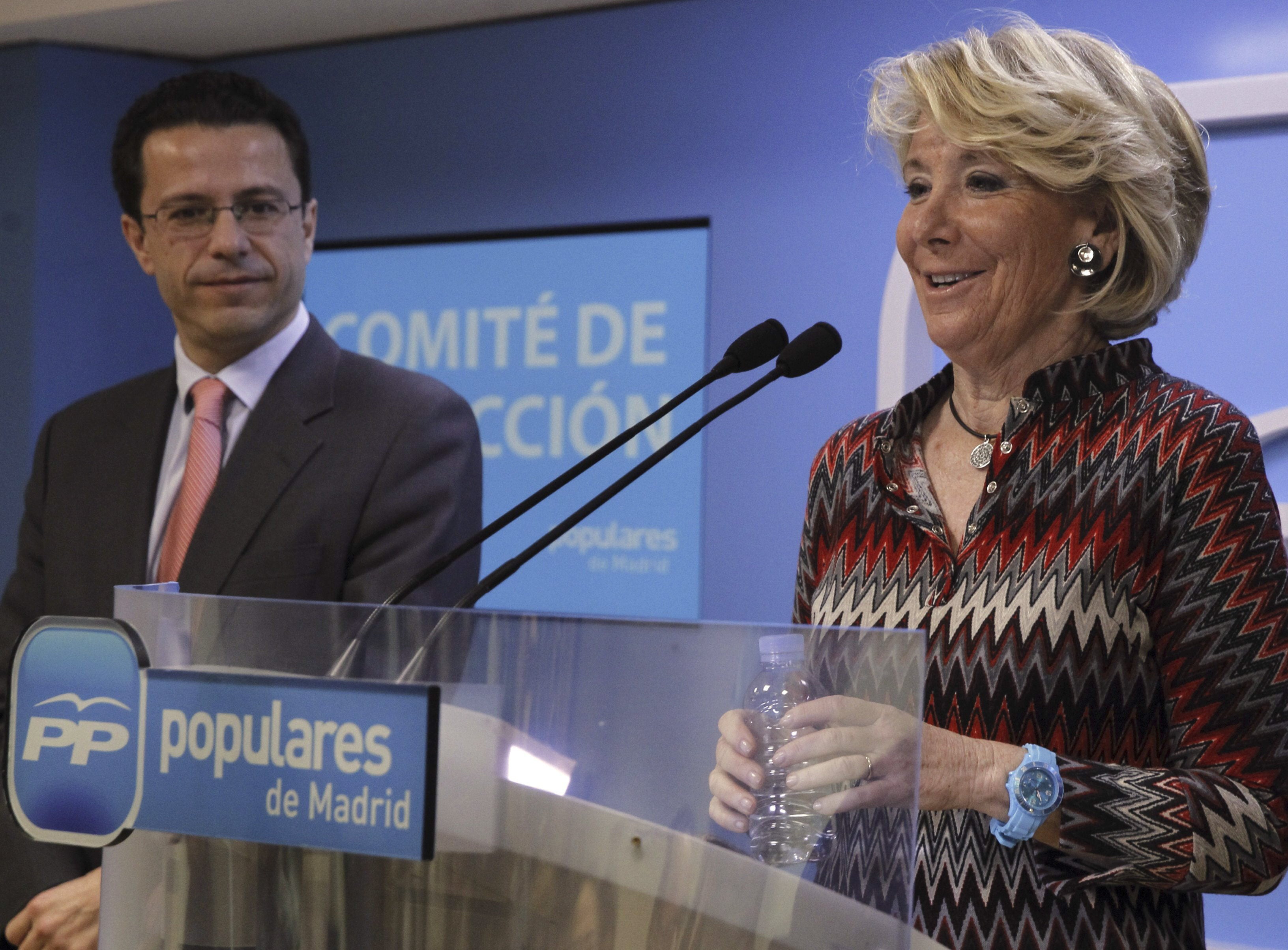 Personas Físicas: "Esperanza Aguirre ha querido poner a Mariano Rajoy entre la espada y la pared" Personas Físicas: "Esperanza Aguirre ha querido poner a Mariano Rajoy entre la espada y la pared"