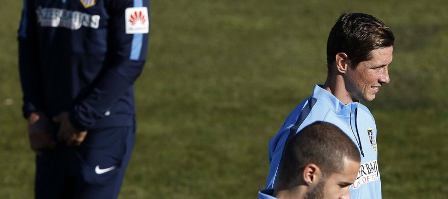 Simeone observa a Torres durante el entrenamiento Simeone observa a Torres durante el entrenamiento