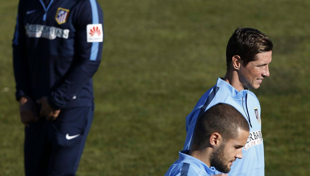 Simeone observa a Torres durante el entrenamiento