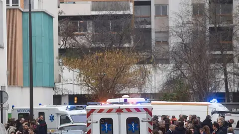 Policía en la zona del ataque en París Policía en la zona del ataque en París