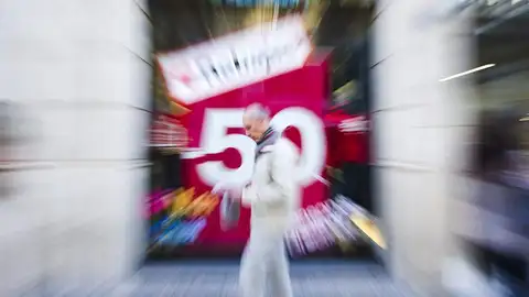 Cartel de Rebajas en la calle Cartel de Rebajas en la calle