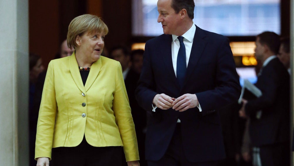 Angela Merkel conversa con David Cameron durante su visita a Londres