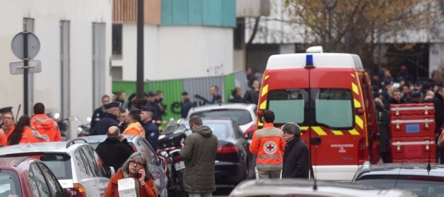 Policía y ambulancias frente al Charlie Hebdo Policía y ambulancias frente al Charlie Hebdo