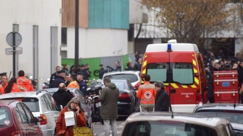 Polic&iacute;a y ambulancias frente al Charlie Hebdo 