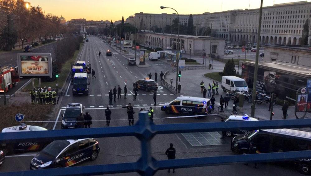 La policía corta la Castellana por un paquete sospechoso