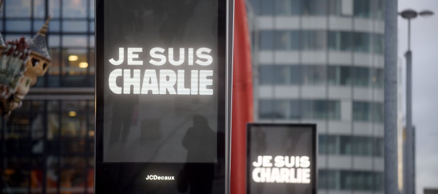 Francia se tiñe de carteles de 'Je suis Charlie' Francia se tiñe de carteles de 'Je suis Charlie'