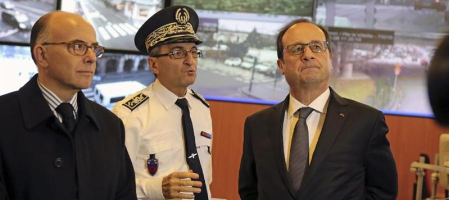 El presidente francés, François Hollande (d), y el ministro del Interior, Bernard Cazeneuve (i) El presidente francés, François Hollande (d), y el ministro del Interior, Bernard Cazeneuve (i)